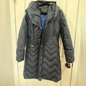 Elie Tahari long puffer jacket with hood. Size medium. Blue